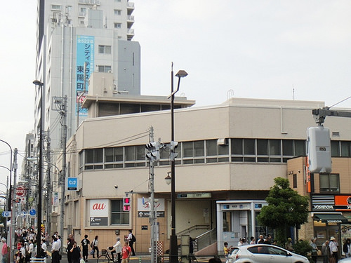 ファイル:東京メトロ東西線「東陽町」駅の2番出口付近 (2015-06-21撮影).jpg