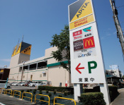 ファイル:アピタ小牧店 小牧161030.png