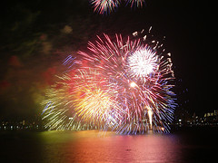 ファイル:ブランズ西大津レイクテラス 花火 ブランズⅠ中層会ベランダより.jpg