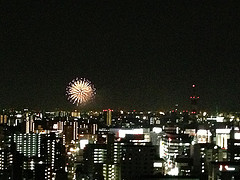 ファイル:ヴィークタワー名古屋 東別院熱田花火大会(2013.3.5撮影).jpg