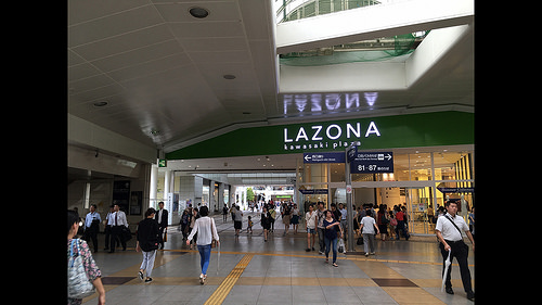 ファイル:JR川崎駅改札を出てすぐにある大型ショッピングモール ラゾーナ川崎(2017-10-24)171229.jpg