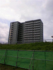 ファイル:20090815川側からの外観.jpg