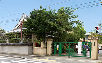 ファイル:イニシア梅小路公園市立七条小学校(徒歩5分・約330m).jpg