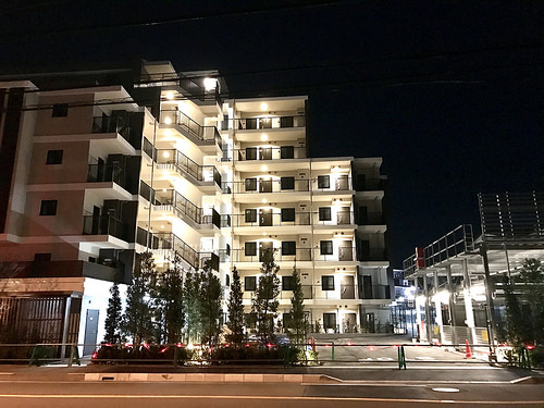 ファイル:ヴェレーナグラン鎌倉大船 瑞景 外観夜.jpg