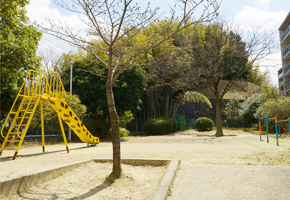 ファイル:東泉丘3丁目公園 ウエリス160926.jpg