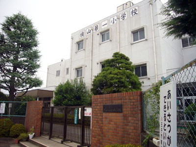 ファイル:レーベンスクエア リマインドヒルズ~ティアラの丘~横山第一小学校.jpg