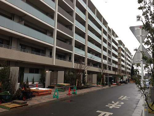 ファイル:施工時 コンフォール側から写したB棟(2014-12-31撮影)161224.jpg