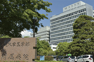 ファイル:東北大学病院 広瀬町161011.jpg