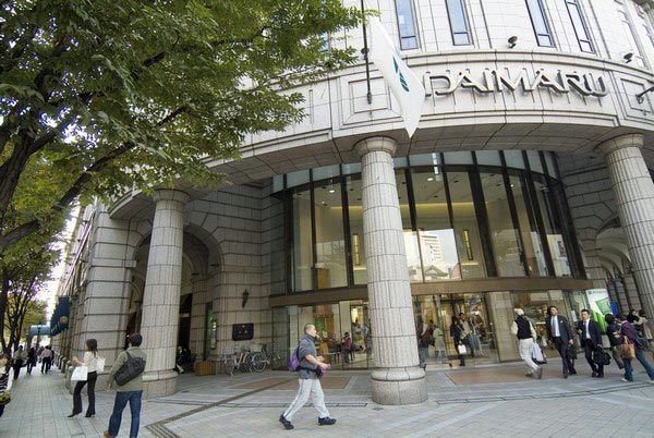 ファイル:アーバンライフ神戸三宮ザ・タワー大丸 神戸店(約570m).jpg