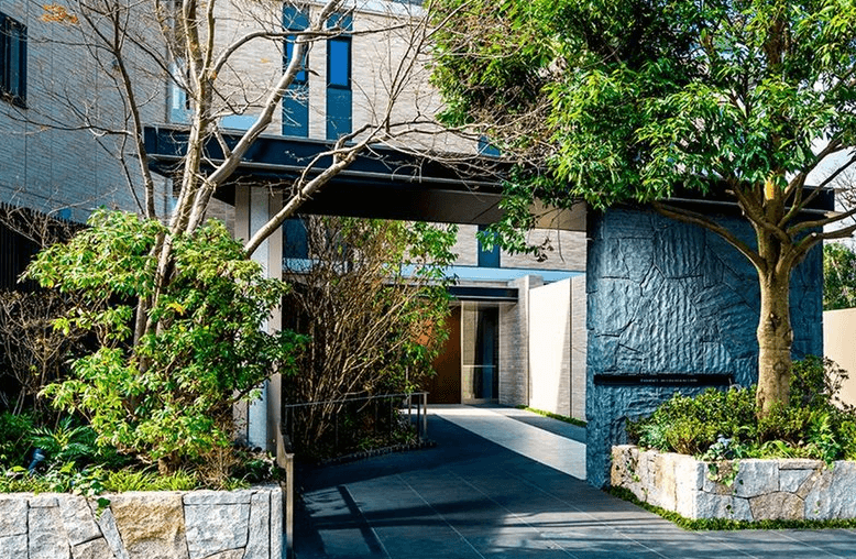 ファイル:プレミスト世田谷喜多見 エントランスアプローチ(2021年11月撮影).png