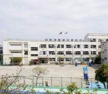 ファイル:足立区立千寿小学校 北千住161102.jpg
