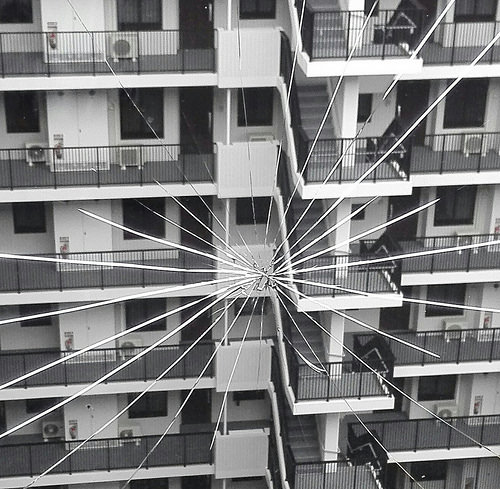 ファイル:シティテラス横濱和田町 バルコニーガラス割れ方.jpg