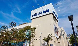 ファイル:BOOKOFF SUPER BAZAAR 鎌倉大船 鎌倉161013.jpg