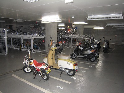 ファイル:アデニウム玉川学園建物内駐輪場.jpg