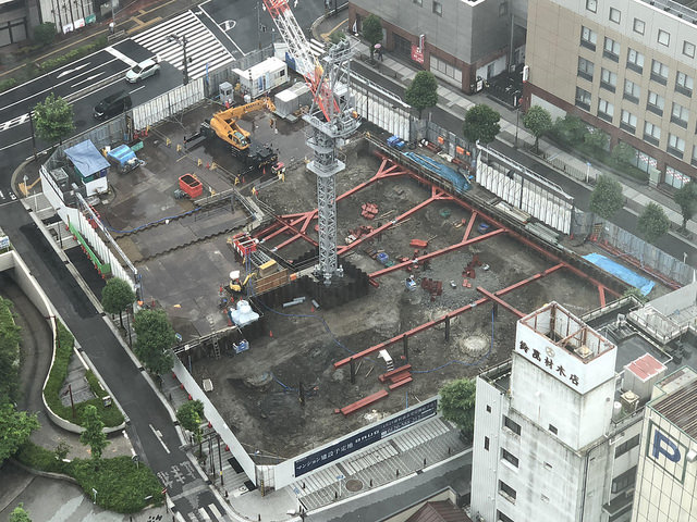ファイル:バウス横須賀中央工事進行状況5地下工事をするための切り張り腹おこし山止め工事の鉄骨.jpg