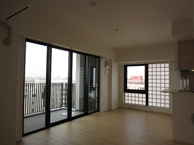 ファイル:パークホームズ綾瀬ステーションプレミア リビング.jpg