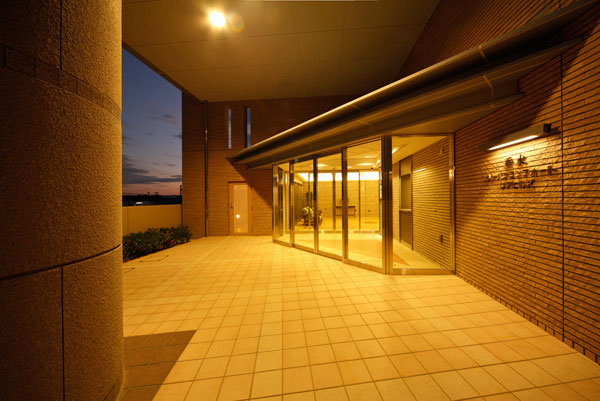 ファイル:垂水アーバンコンフォート リアヒルズメインエントランス.jpg