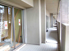 ファイル:グランドパレス小倉白萩ヒルズ施工時ベランダ(2007年9月撮影).jpg