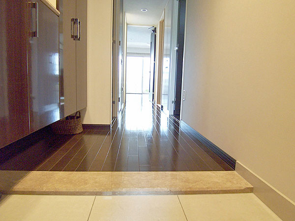 ファイル:ジオ グランデ芦屋翠ヶ丘玄関2.jpg