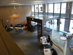 ファイル:ディーグラフォート千里中央 2階から見たエントランス.jpg