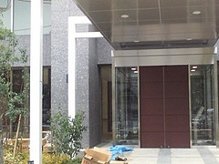 ファイル:ローレルタワー梅田エントランス 2008年6月11日撮影.jpg