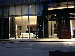 ファイル:ヴィークタワー名古屋 東別院エントランス(2013.3.4撮影).jpg