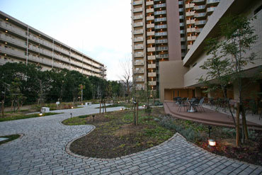 ファイル:ロイヤルアーク甲子園フローレス 中庭.jpg