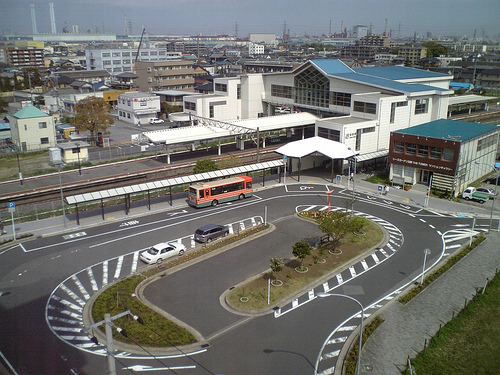 ファイル:シーズガーデン浜野 駅前ロータリー.jpg