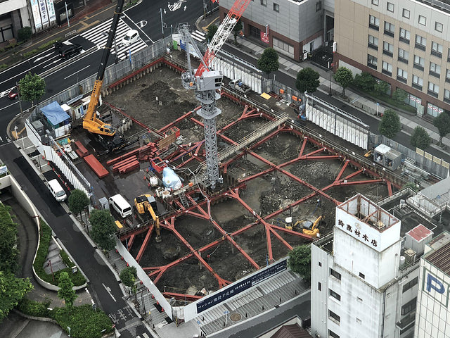 ファイル:バウス横須賀中央工事進行状況8地下工事をするための切り張り腹おこし山止め工事の鉄骨.jpg