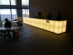 ファイル:ディーグラフォート千里中央 コンシェルジュカウンター.jpg