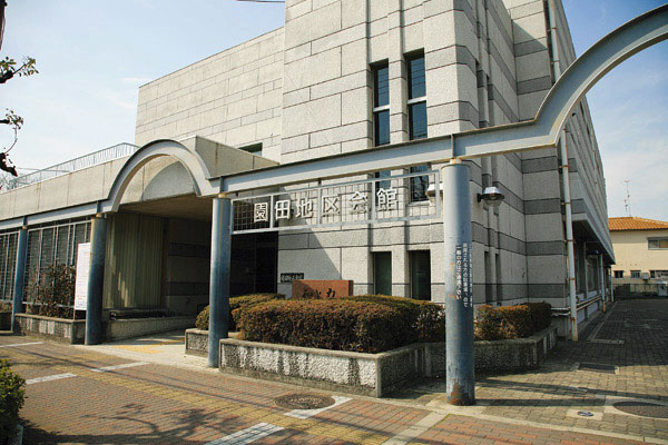 ファイル:ウェリス東園田市立園田地区会館 園田地区会館図書館(徒歩11分・約810m).jpg