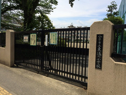 ファイル:東浅川小学校(2015-06-13撮影).jpg