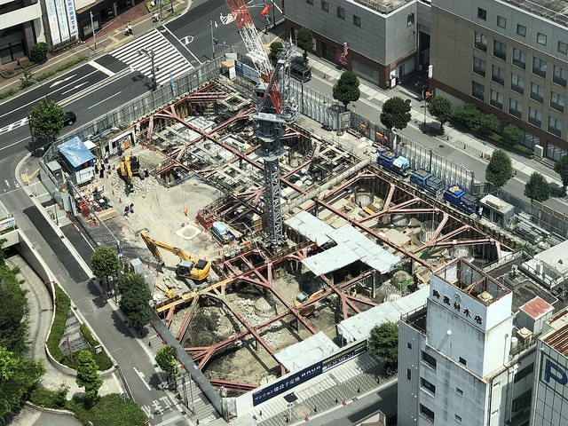 ファイル:バウス横須賀中央工事進行状況11L字型の建物の形がはっきりと認識.jpg