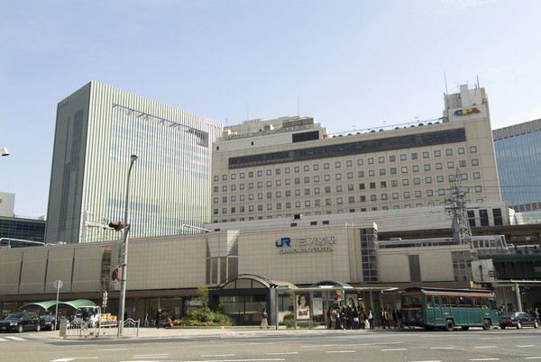 ファイル:アーバンライフ神戸三宮ザ・タワーJR三ノ宮駅(約800m).jpg