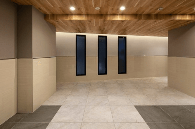 ファイル:アンベリール本厚木 エントランスホール(2021年7月撮影).png