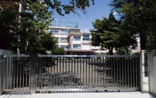 ファイル:巣鴨小学校 宮坂161008.jpg