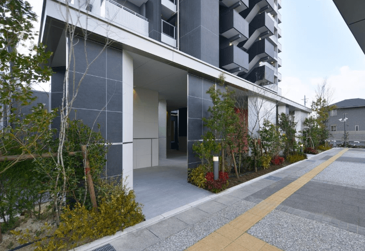 ファイル:T-STAGE幸田相見駅前 Grand Sky エントエランスアプローチ.png