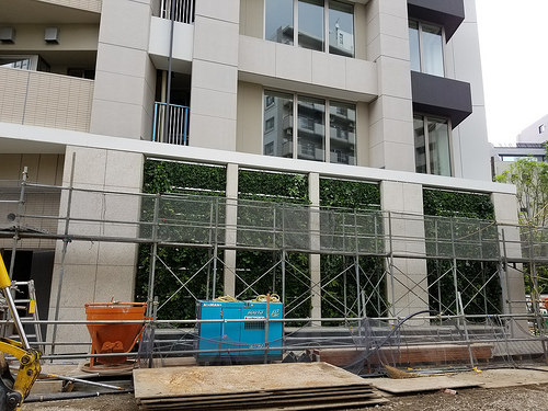 ファイル:20170819Brillia(ブリリア) THE TOWER TOKYO YAESU AVENUE.jpg