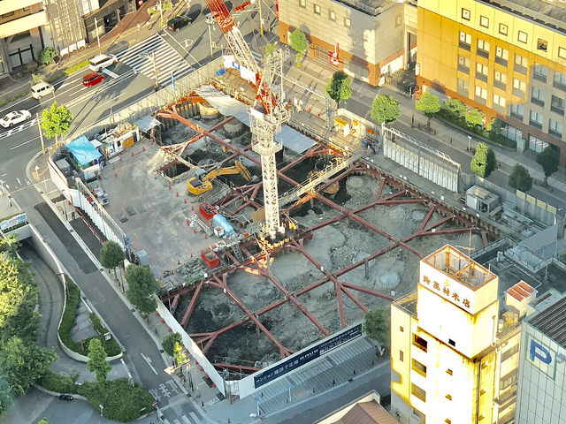 ファイル:バウス横須賀中央工事進行状況9地下工事をするための切り張り腹おこし山止め工事の鉄骨.jpg