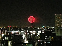 ファイル:ヴィークタワー名古屋 東別院港の花火(2013.7.21撮影).jpg