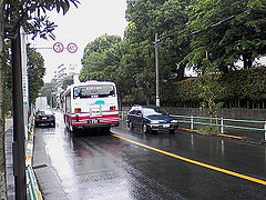 ファイル:グランドメゾン武蔵野 公道に違法駐車 2009年8月2日撮影.jpg