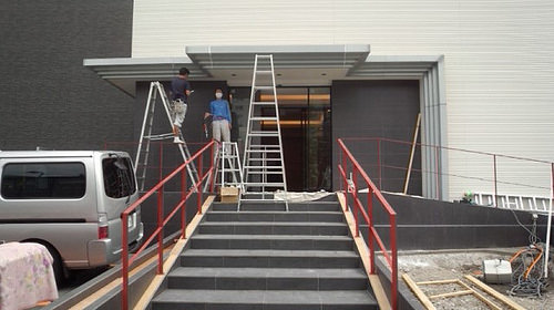 ファイル:施工時 玄関アプローチ(2016-07-28撮影).jpg