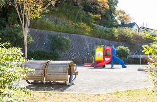 ファイル:駒岡堂ノ前公園 綱島161011.jpg