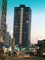 ファイル:ヴィークタワー名古屋 東別院大津通りから(2013.3.4撮影).jpg