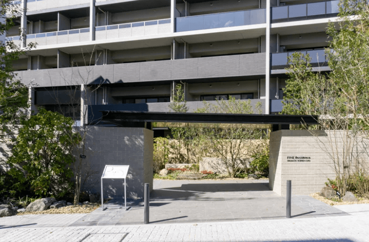 ファイル:ファインレジデンス枚方香里園町 エントエランスアプローチ.png