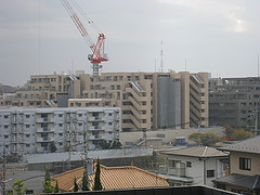 ファイル:プラウド東山公園 北東側から 2007年11月30日.jpg