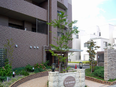 ファイル:キングレジデンス ラセーヌ宝塚エントランスアプローチ.jpg