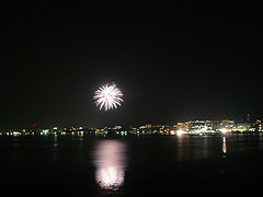 ファイル:ブランズ西大津レイクテラス おの浜花火 ベランダより.jpg