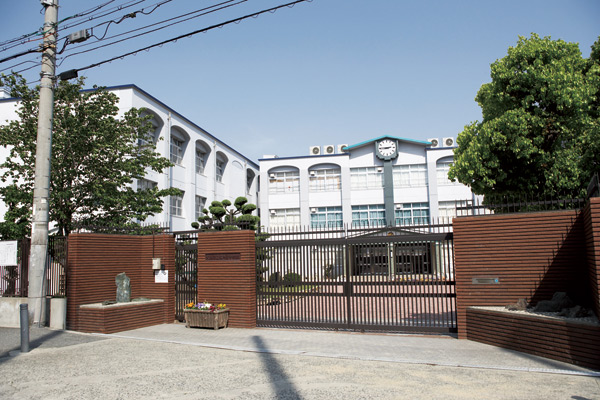 ファイル:市立文の里中学校.jpg