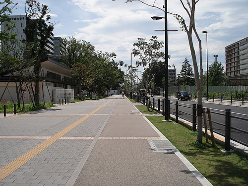 ファイル:駅から本物件へのアプローチ その3(2012-07-27撮影).jpg